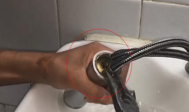 衛生間臺盆水龍頭拆卸圖解，6張步驟大圖帶你全程拆卸！