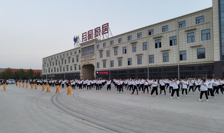勝管曹縣運(yùn)營中心為弘揚(yáng)全民健身運(yùn)動(dòng)，竟組建了一支“400人舞團(tuán)”